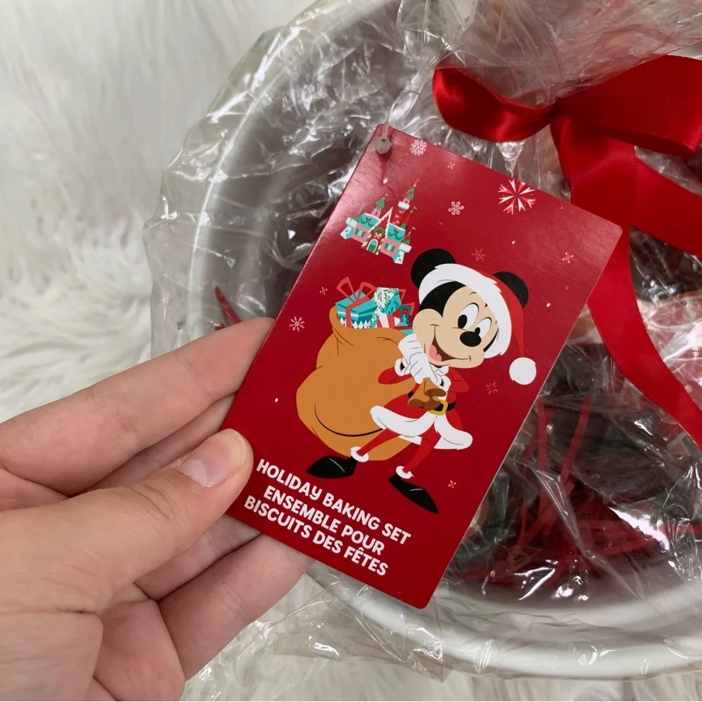 Disney Parks Mickey Mouse & Friends Gingerbread Christmas Holiday Baking Set